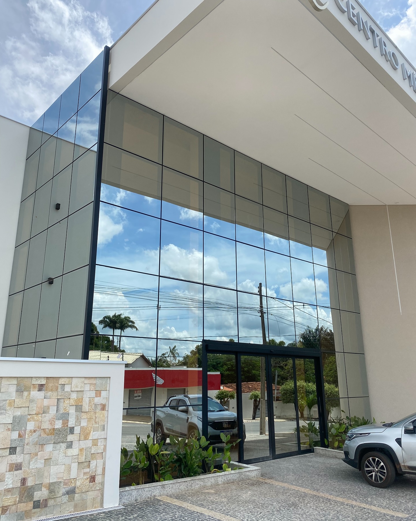 Centro Médico Cardiovascular — Pele de Vidro Linha Atlanta — prévia 4