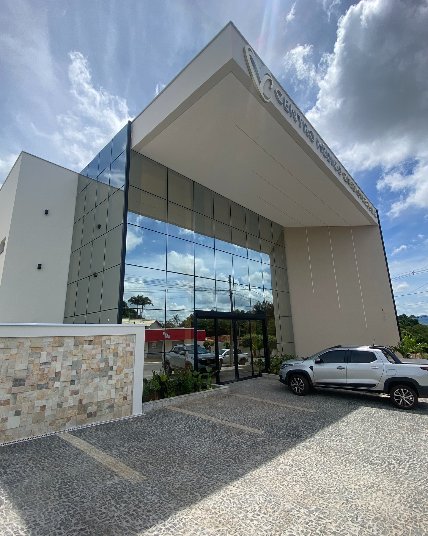 Centro Médico Cardiovascular — Pele de Vidro Linha Atlanta — prévia 2