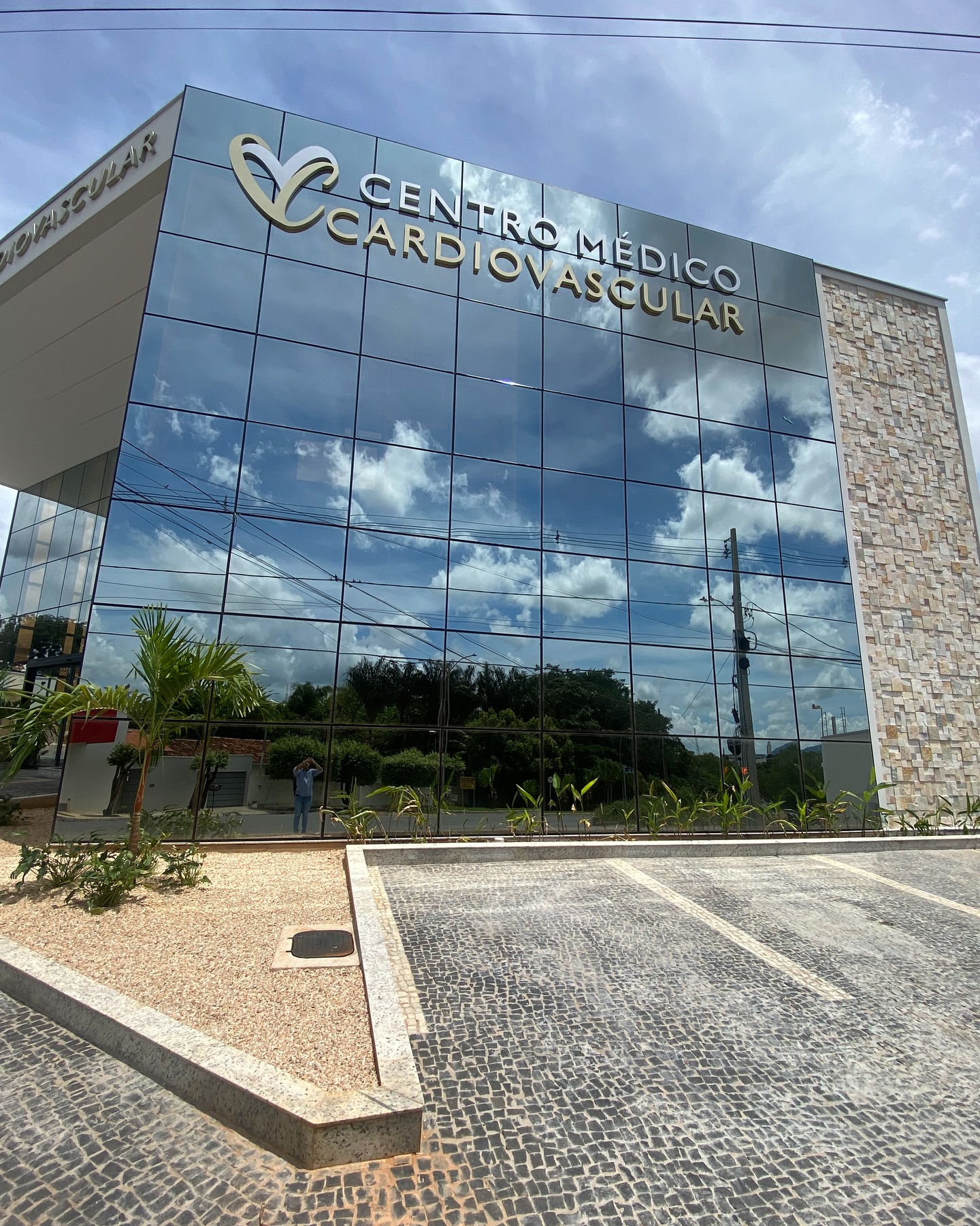Centro Médico Cardiovascular — Pele de Vidro Linha Atlanta — prévia 3