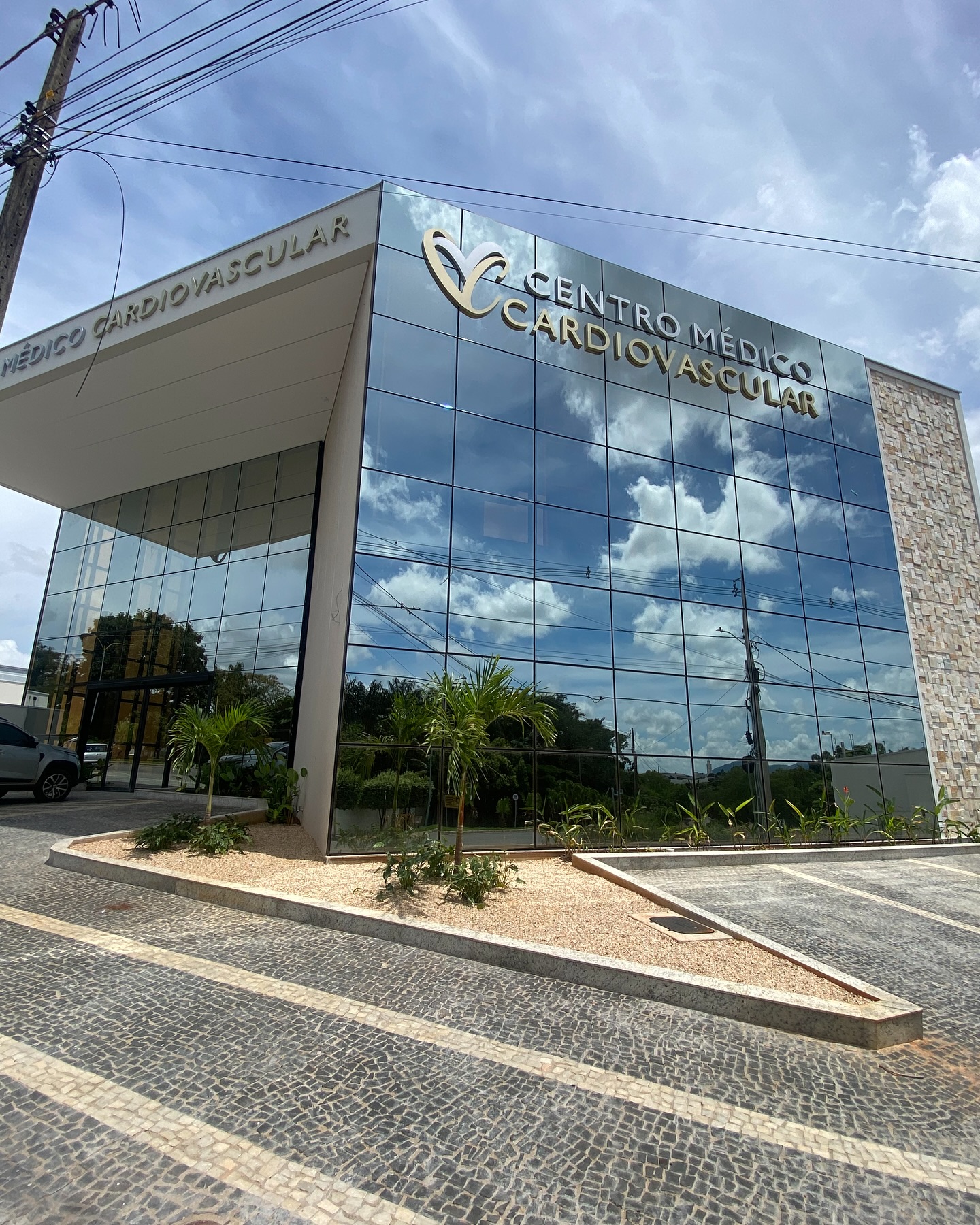 Fotografia principal da obra: Centro Médico Cardiovascular — Pele de Vidro Linha Atlanta