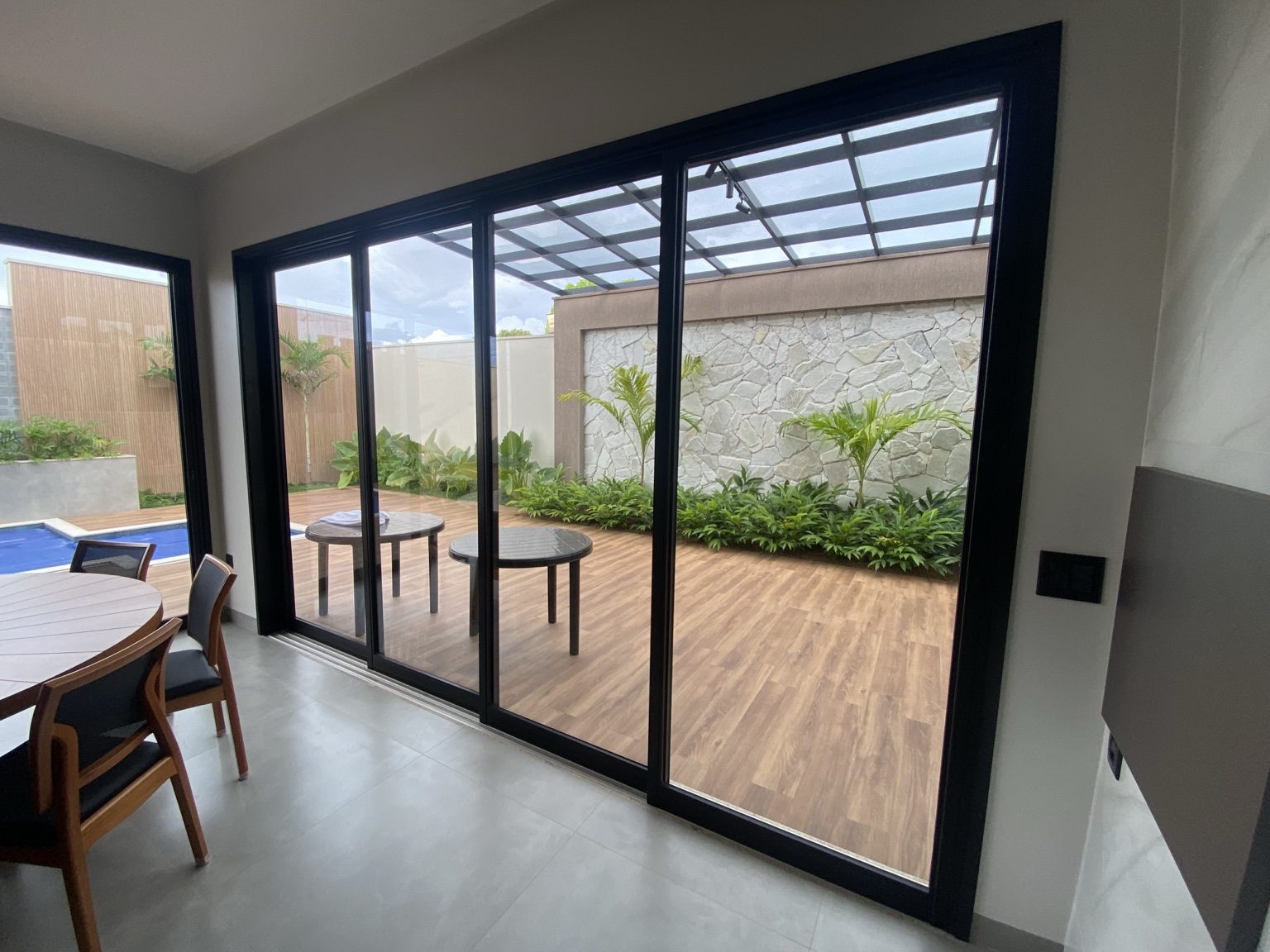 Porta sequencial de correr com 4 folhas — Preta — prévia 2