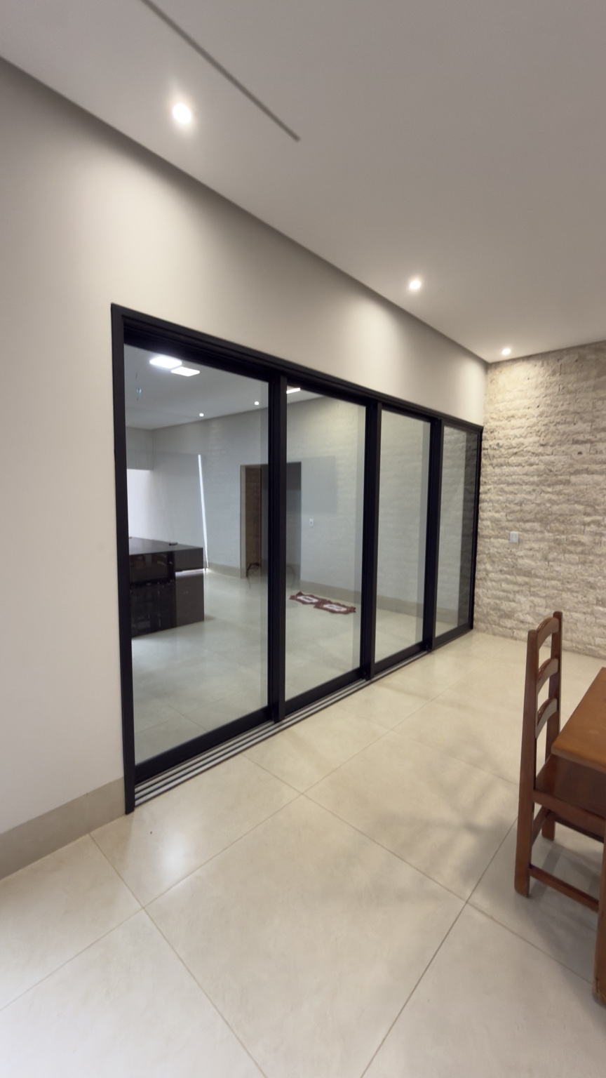 Residência em Rubiataba — Esquadrias pretas, Linha 30 e quadro fixo — prévia 3
